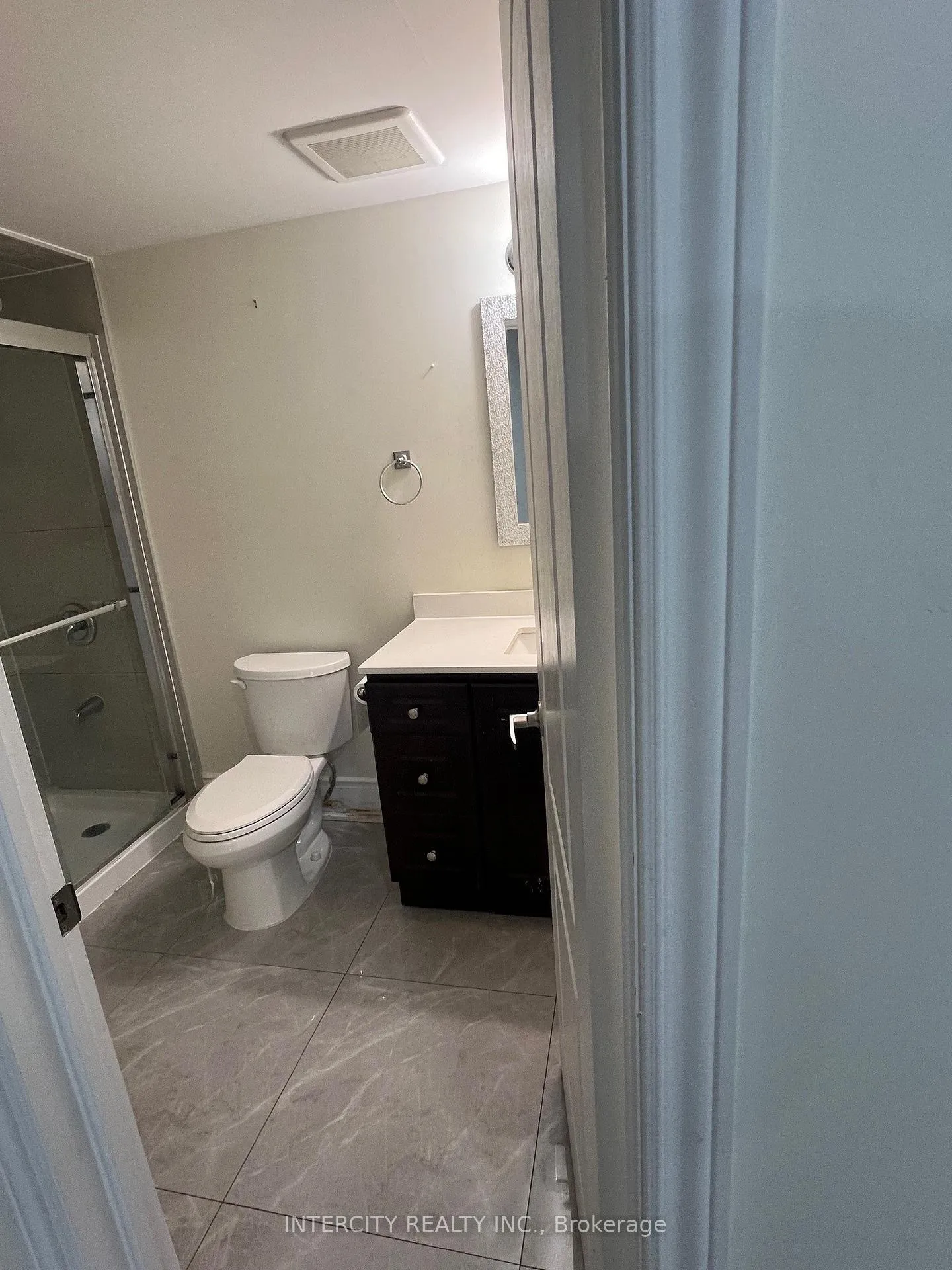 Photo 15 of 30 Bansbury Circle, Brampton, Toronto Gore Rural Estate — HOMEH