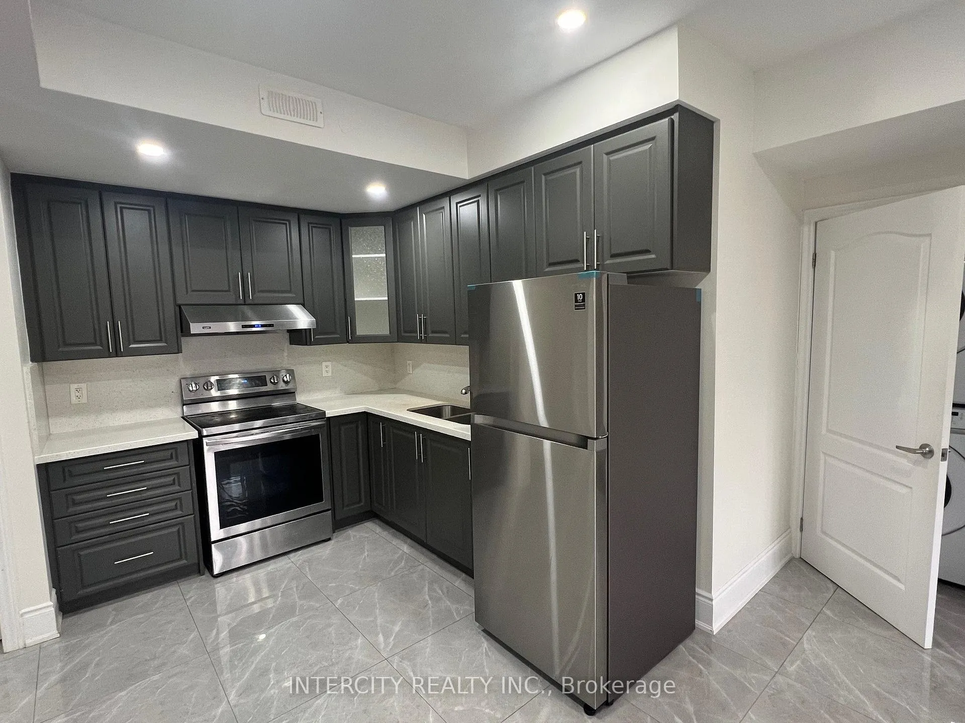 Photo 16 of 30 Bansbury Circle, Brampton, Toronto Gore Rural Estate — HOMEH