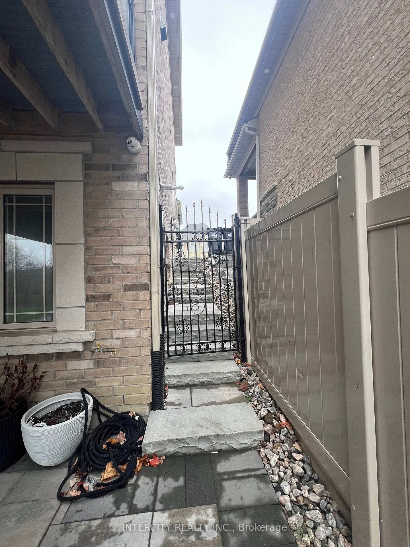 Photo 20 of 30 Bansbury Circle, Brampton, Toronto Gore Rural Estate — HOMEH