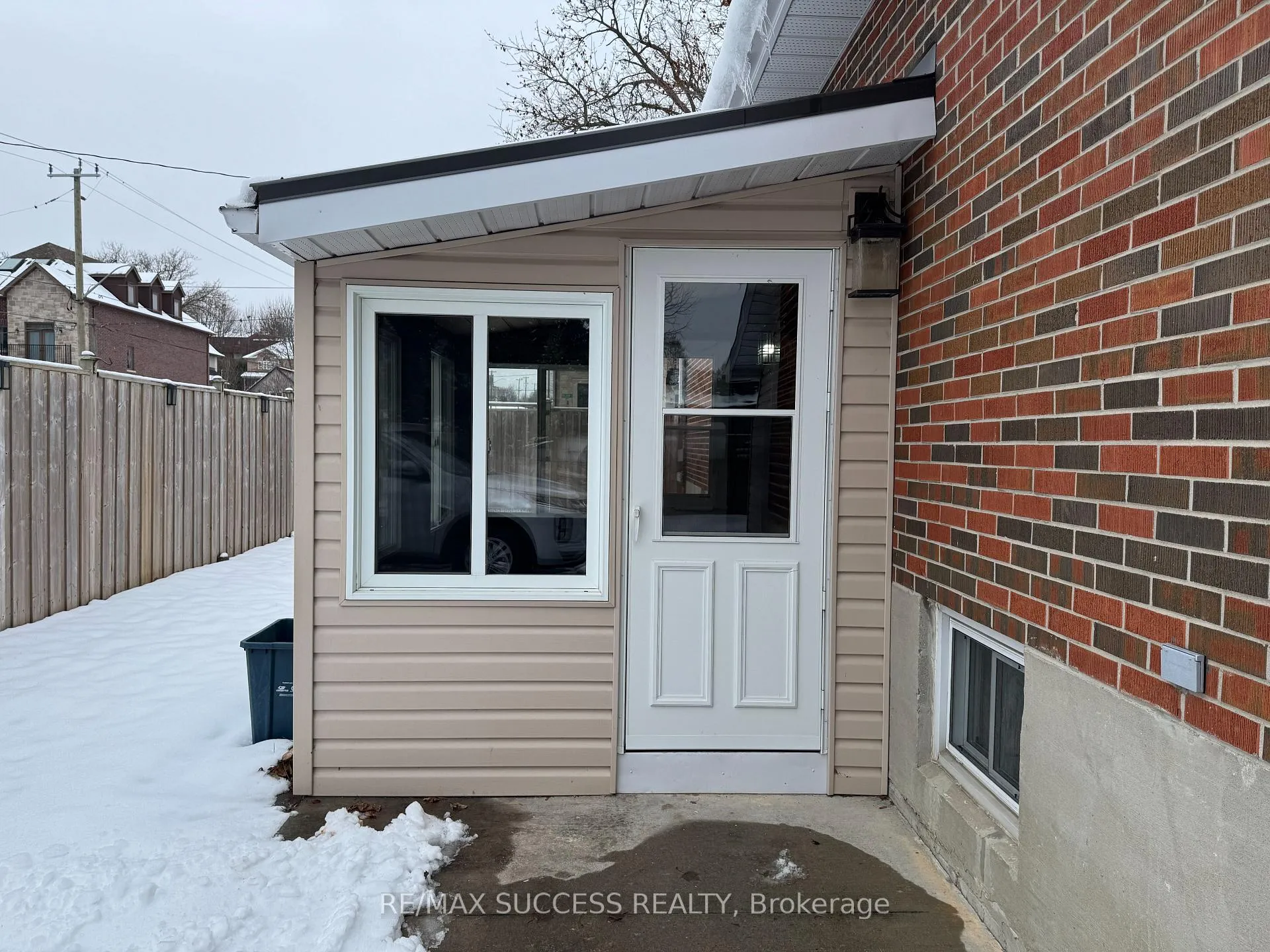 Photo 2 of 733 Hillview Crescent, Pickering, West Shore — HOMEH