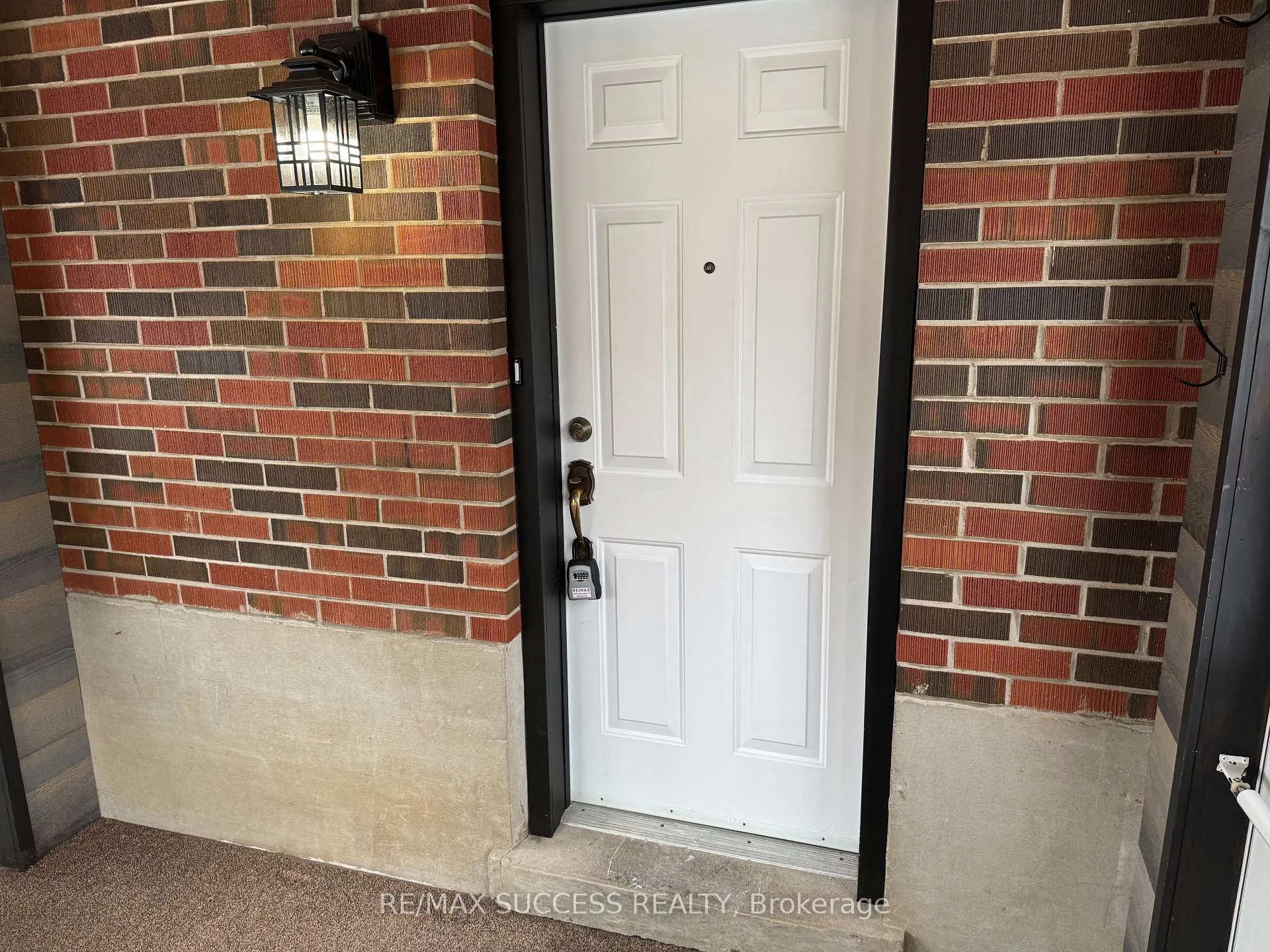 Photo 4 of 733 Hillview Crescent, Pickering, West Shore — HOMEH