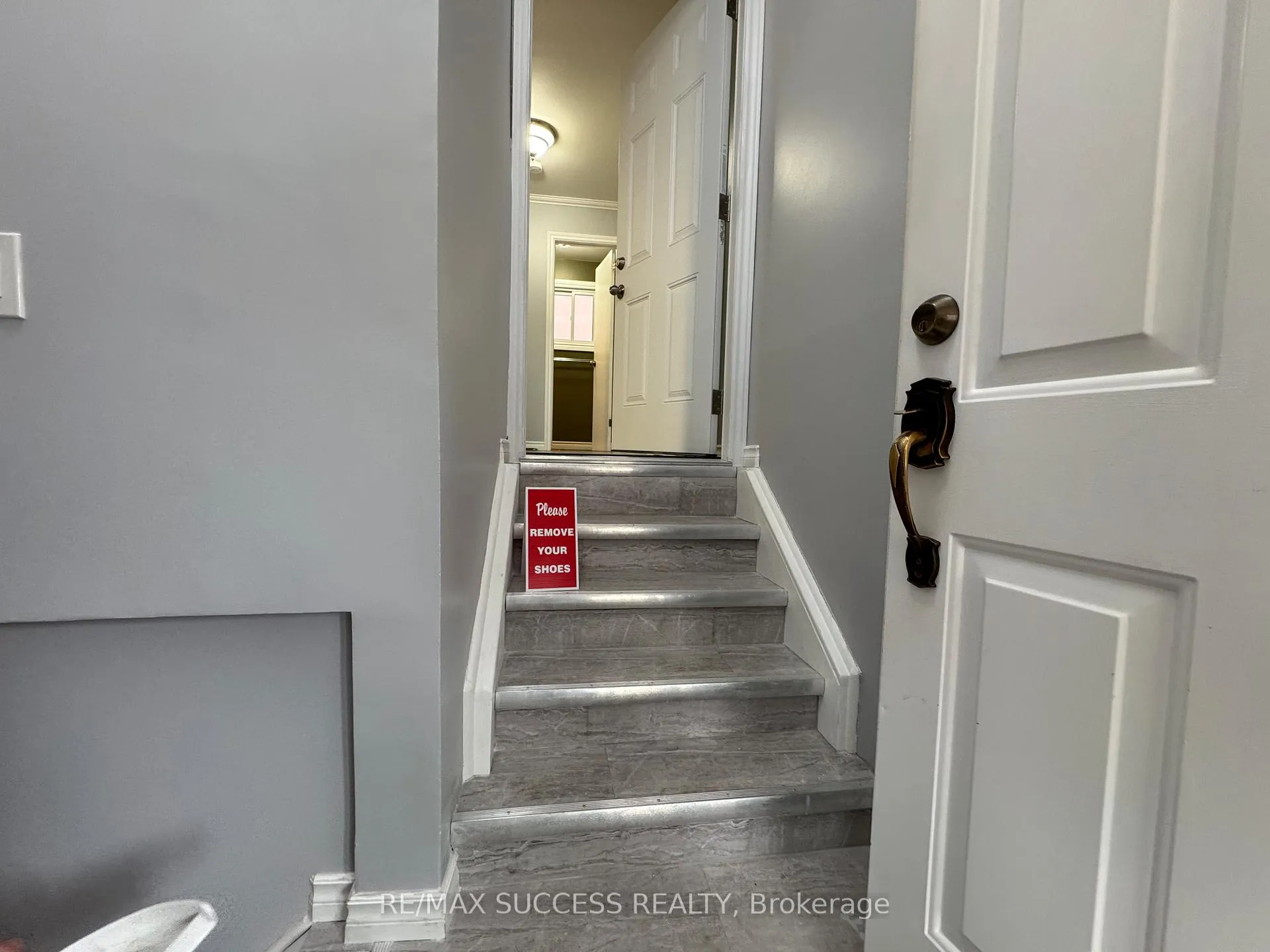 Photo 5 of 733 Hillview Crescent, Pickering, West Shore — HOMEH