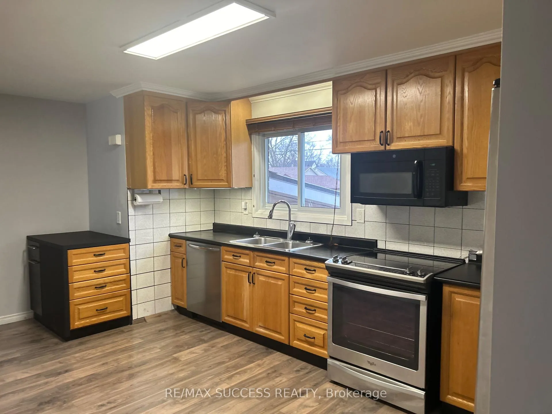 Photo 7 of 733 Hillview Crescent, Pickering, West Shore — HOMEH