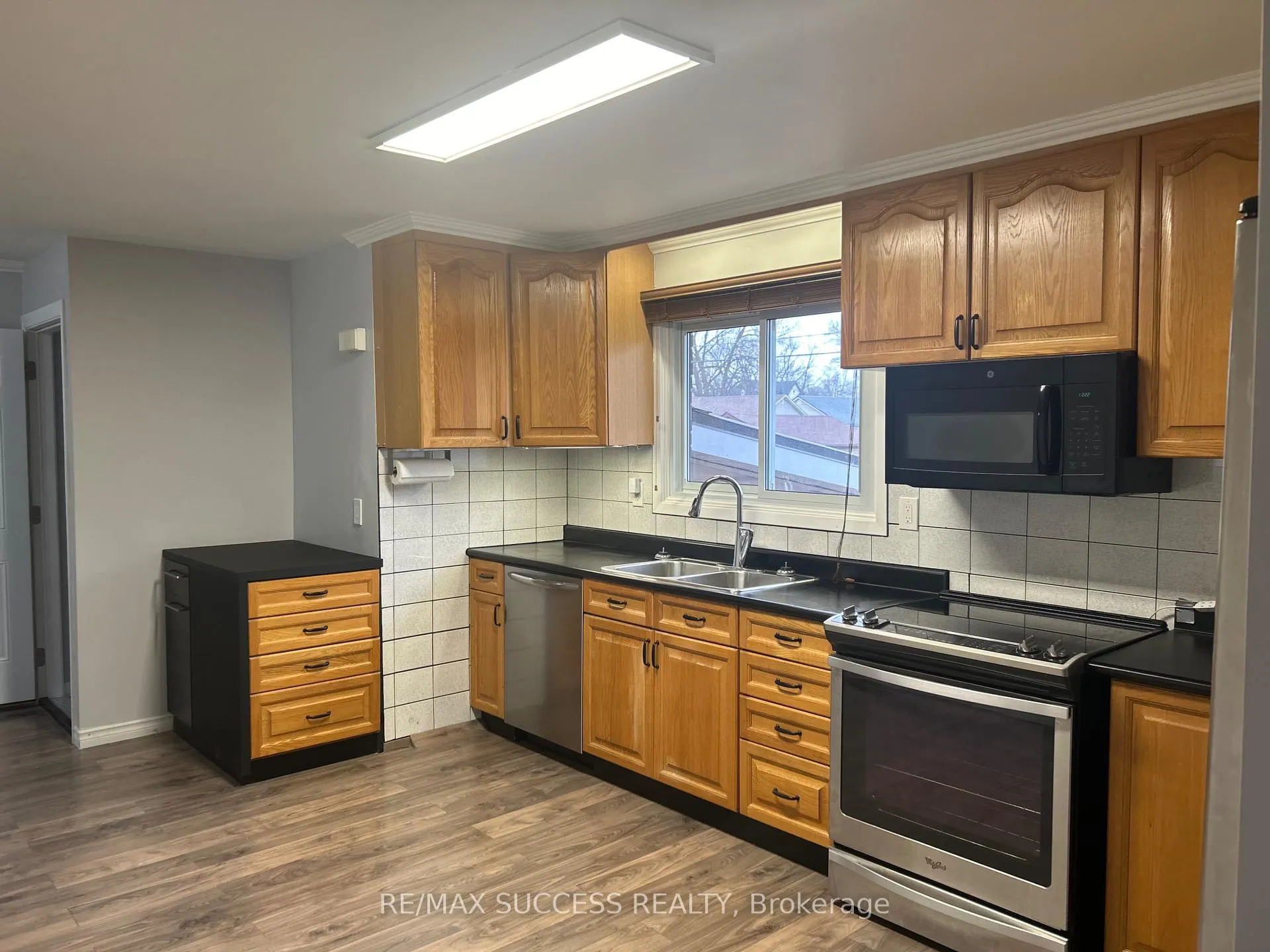 Photo 8 of 733 Hillview Crescent, Pickering, West Shore — HOMEH