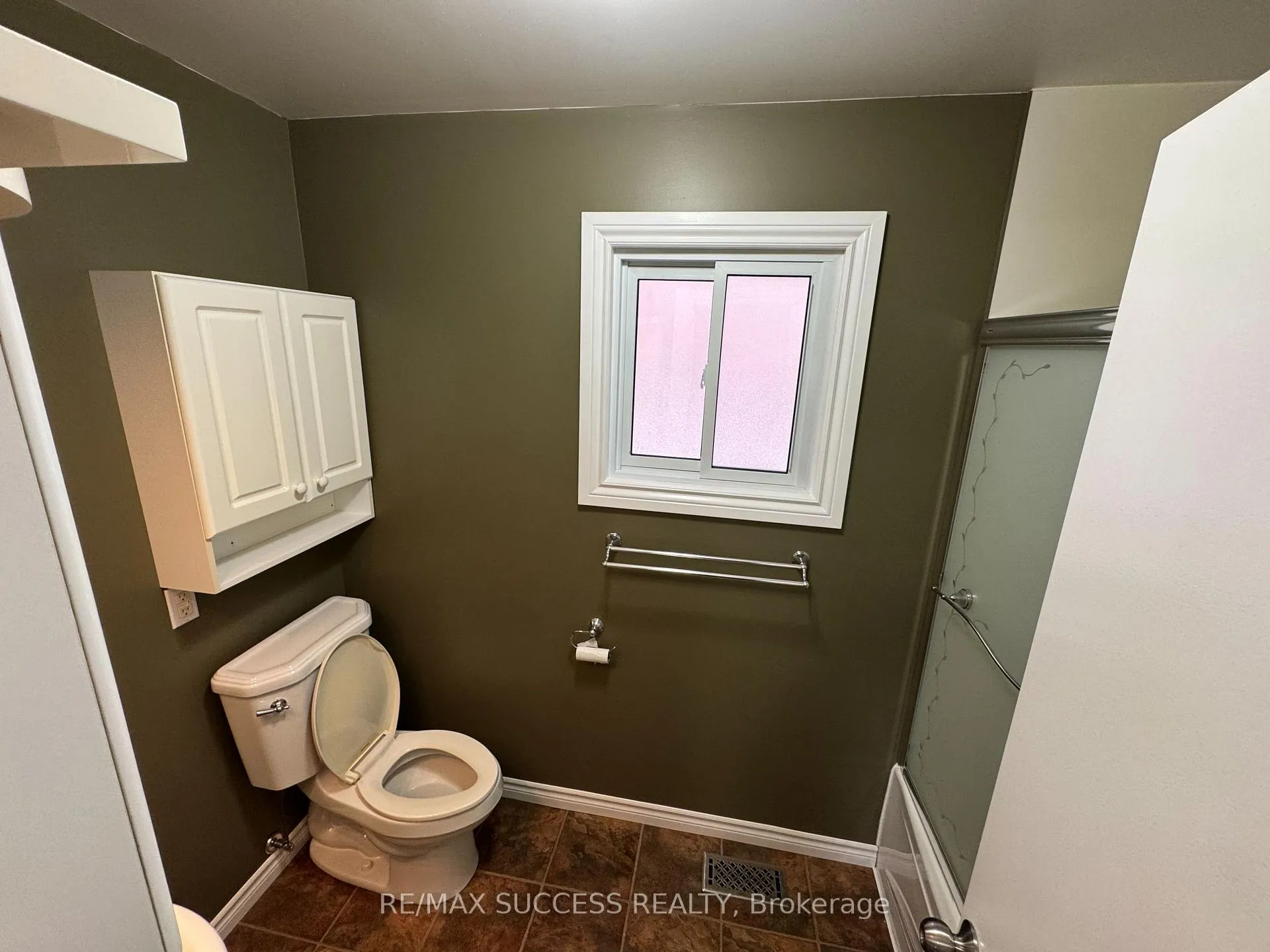 Photo 17 of 733 Hillview Crescent, Pickering, West Shore — HOMEH