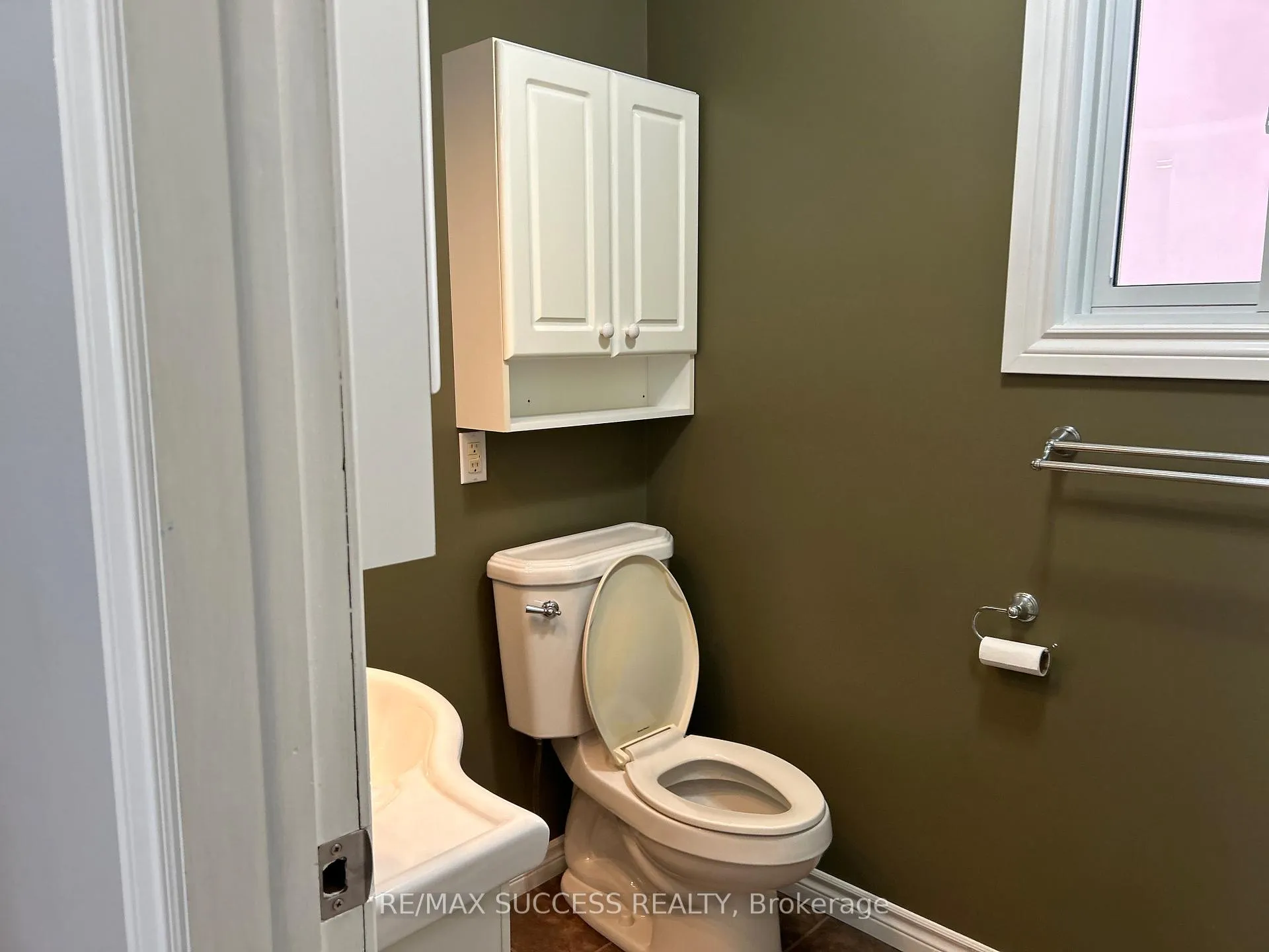 Photo 19 of 733 Hillview Crescent, Pickering, West Shore — HOMEH