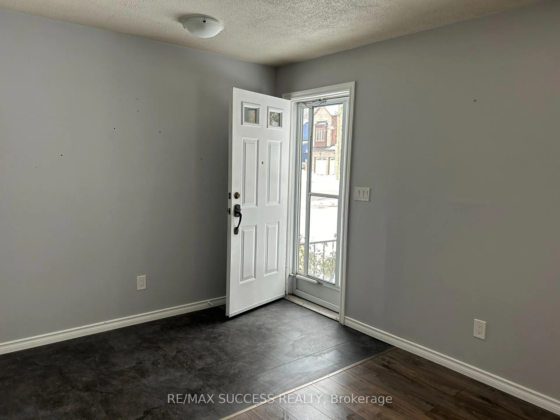 Photo 20 of 733 Hillview Crescent, Pickering, West Shore — HOMEH