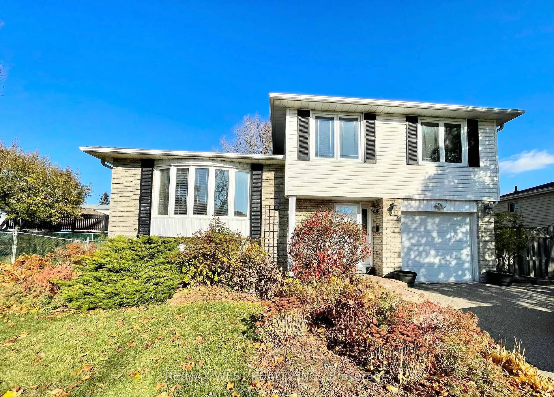 Photo 2 of 4 Geneva Crescent, Brampton, Northgate — HOMEH