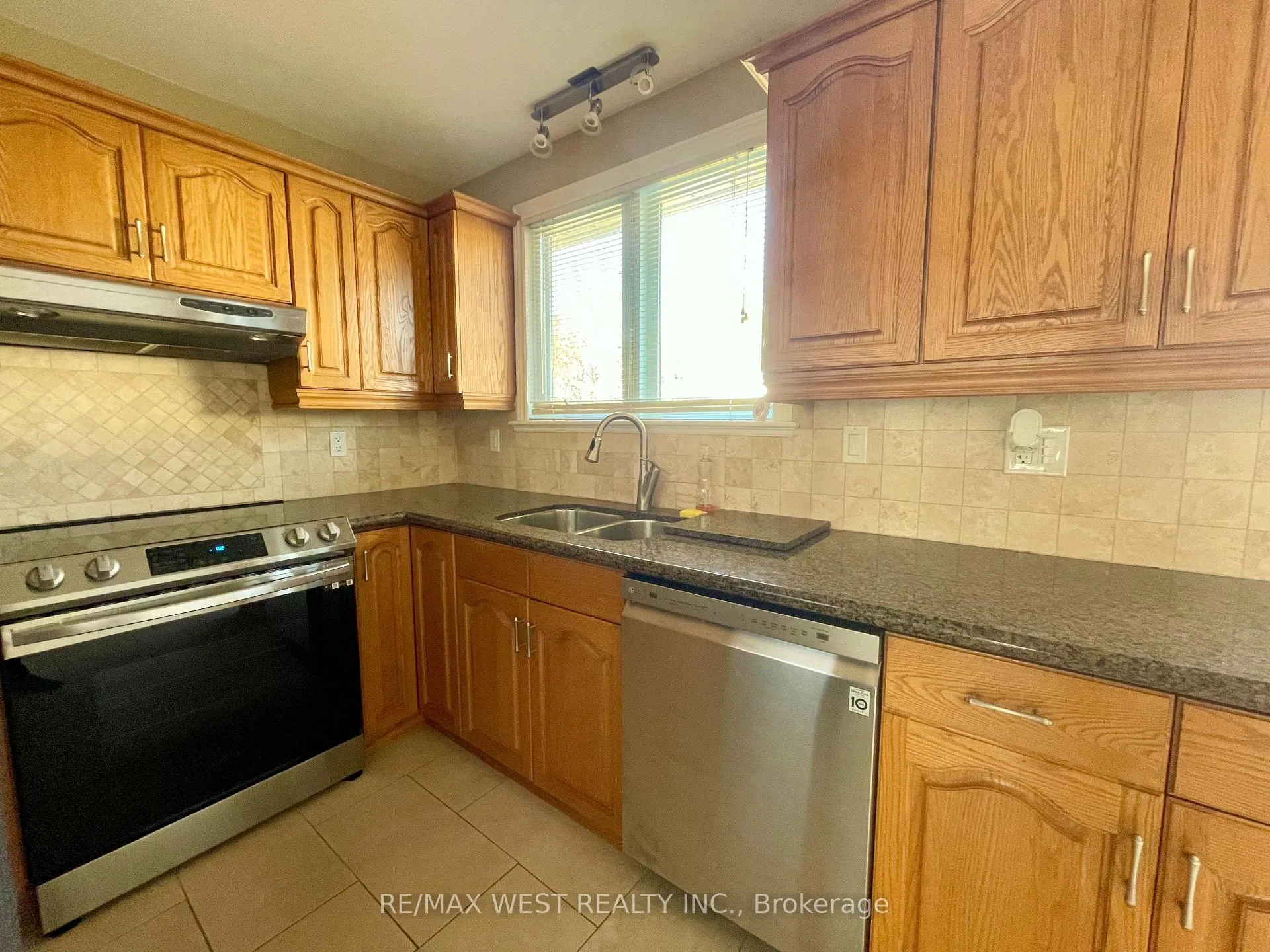 Photo 16 of 4 Geneva Crescent, Brampton, Northgate — HOMEH
