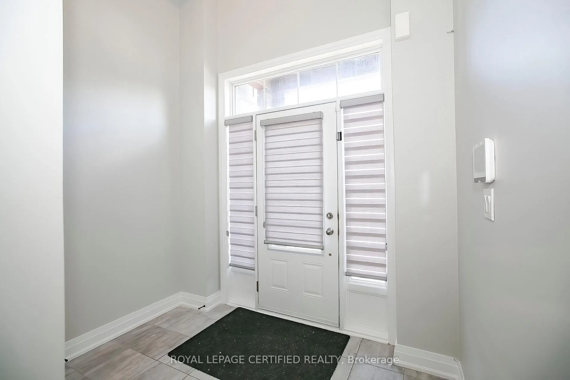 Photo 5 of 34 Dalbeattie Drive, Brampton, Bram West — HOMEH