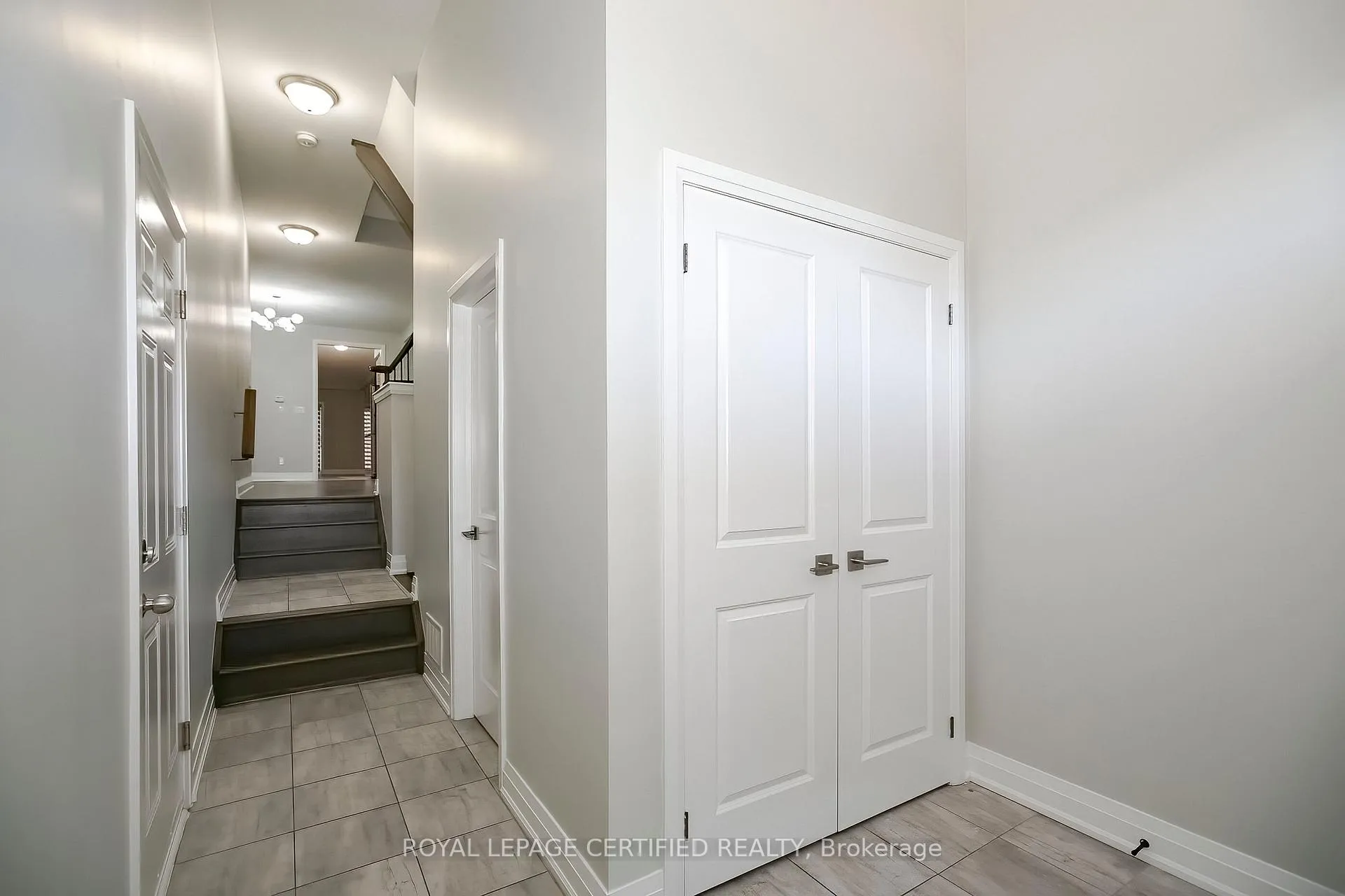 Photo 6 of 34 Dalbeattie Drive, Brampton, Bram West — HOMEH