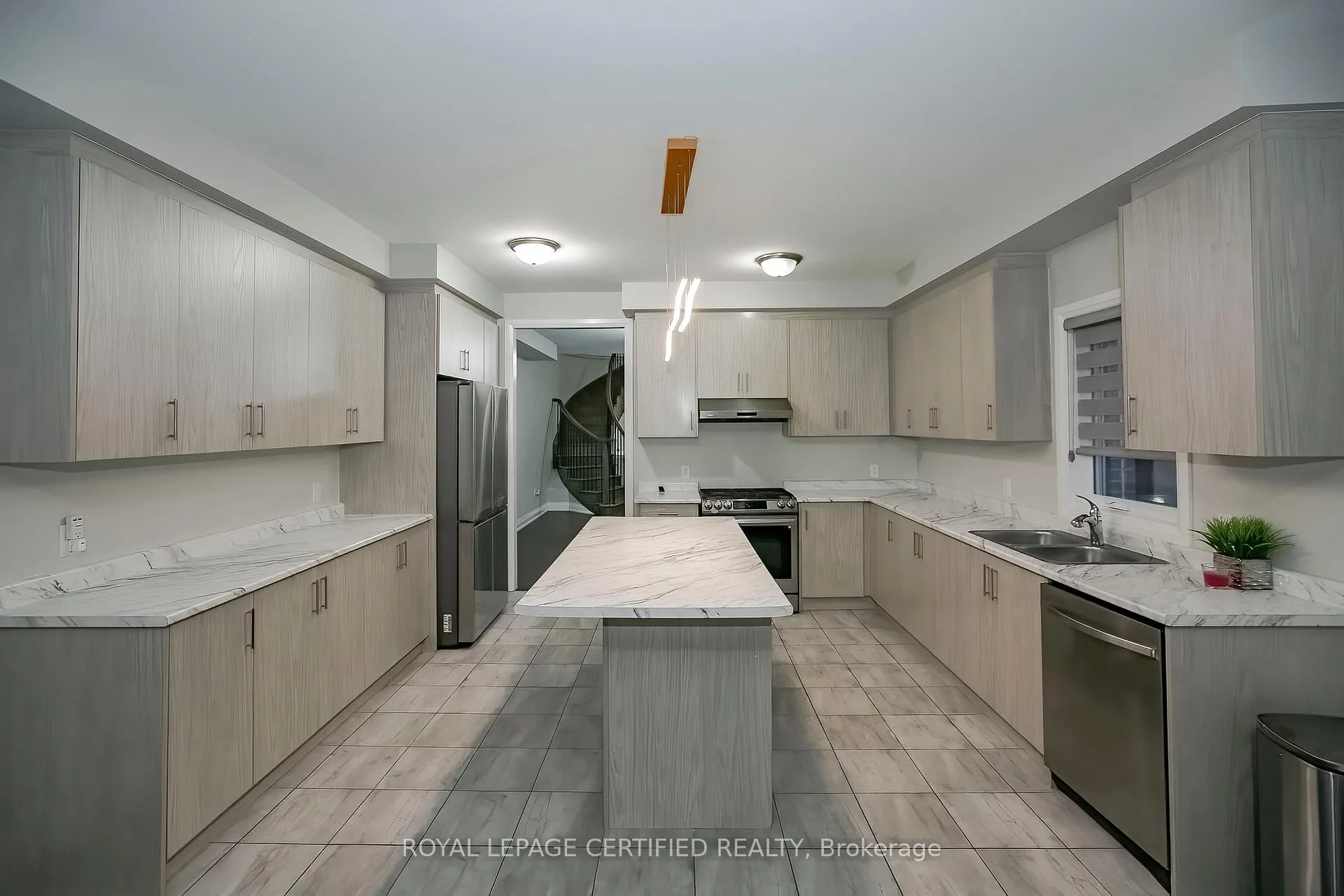 Photo 12 of 34 Dalbeattie Drive, Brampton, Bram West — HOMEH