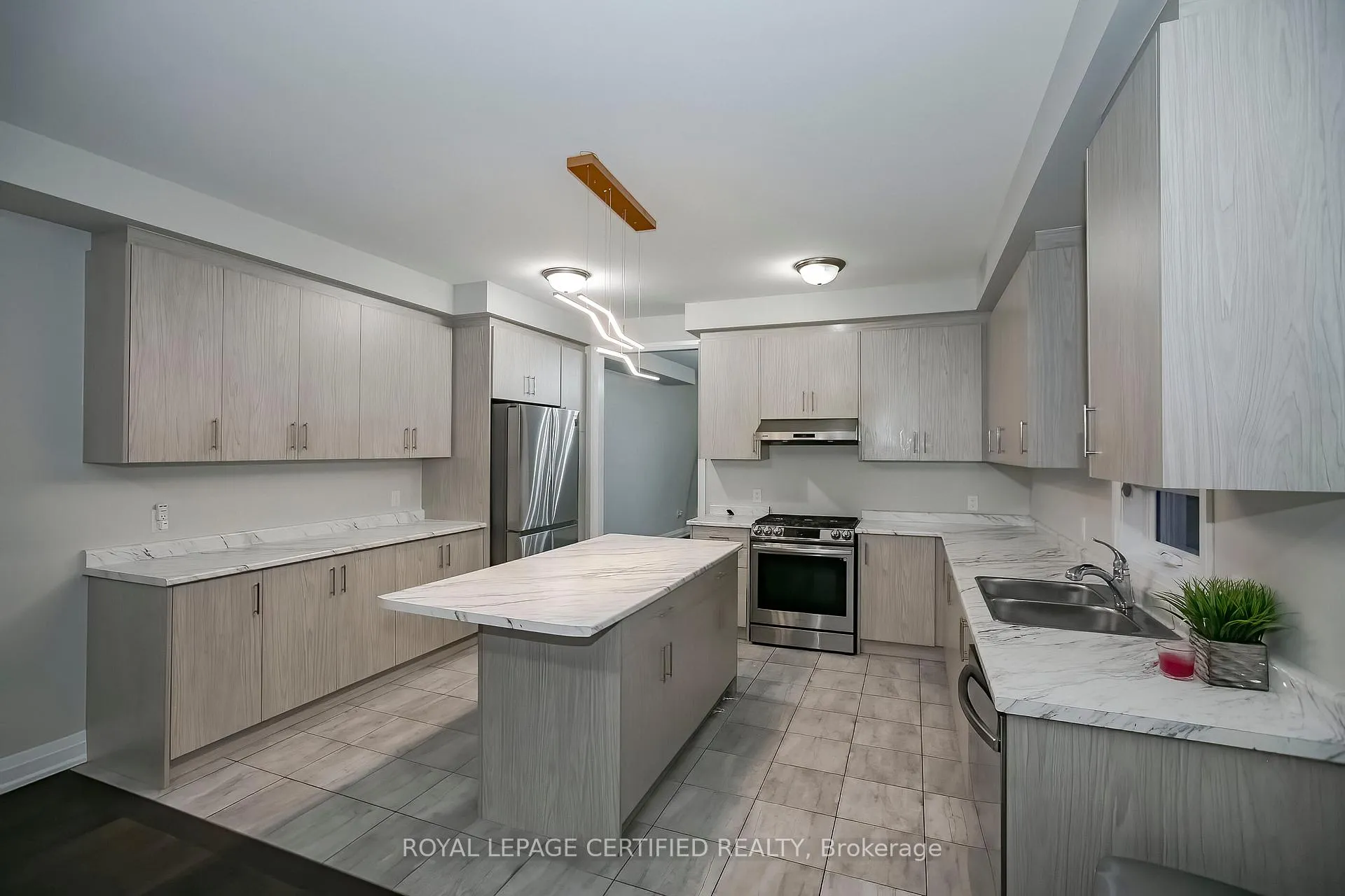 Photo 13 of 34 Dalbeattie Drive, Brampton, Bram West — HOMEH