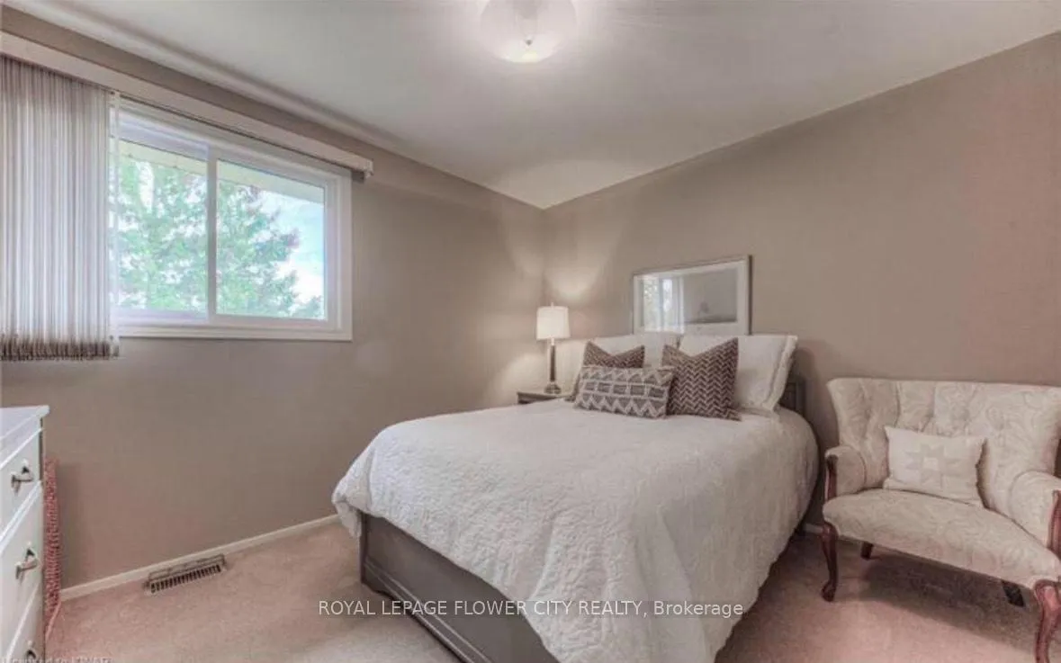 Photo 8 of 160 Westheights Drive, Kitchener — HOMEH