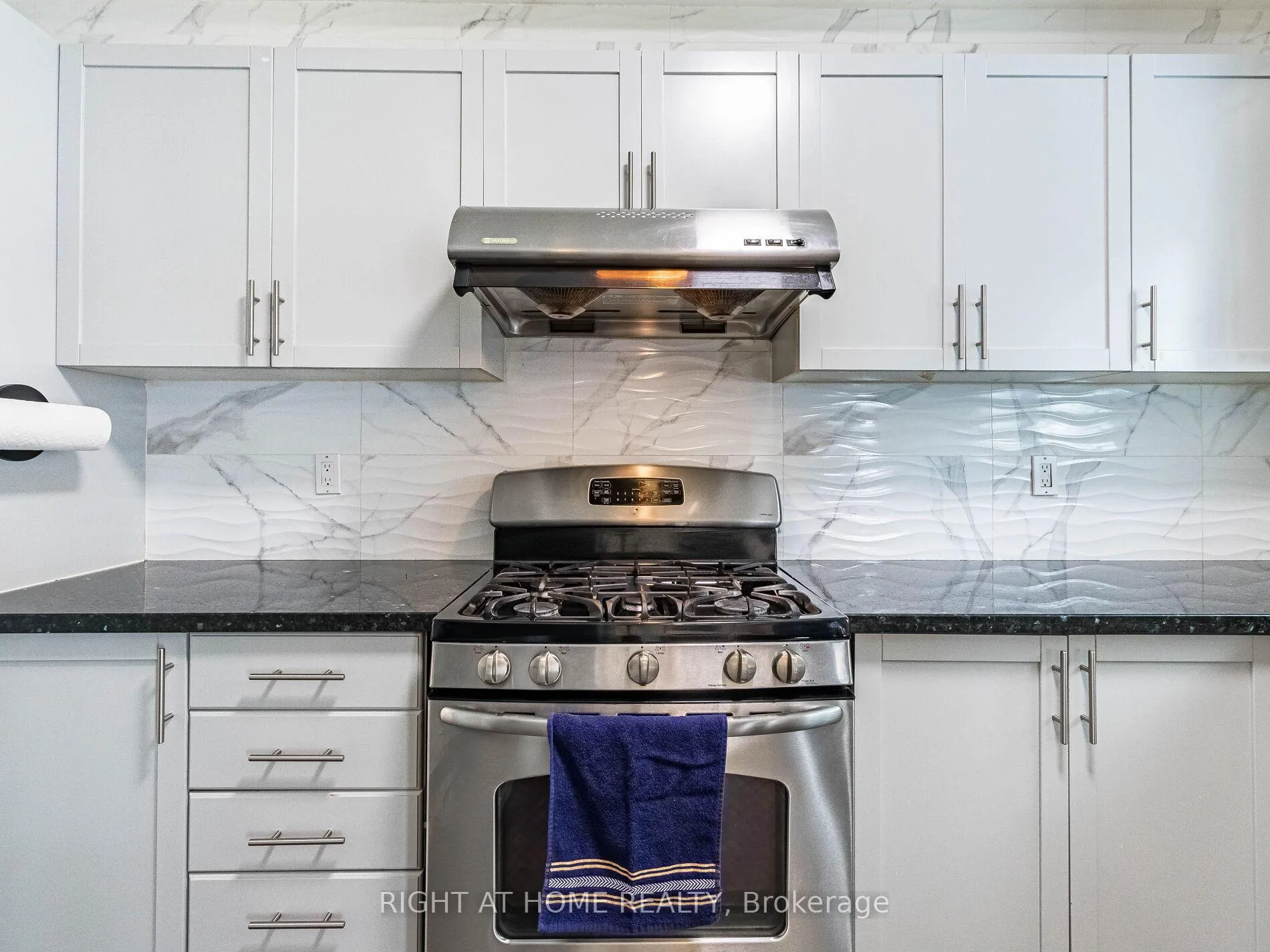 Photo 15 of 1 Ferdinand Avenue, Vaughan, Vellore Village — HOMEH