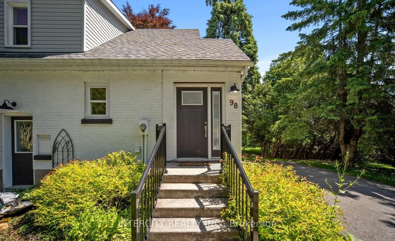Photo 2 of 98 Blake Street, Barrie, North Shore — HOMEH