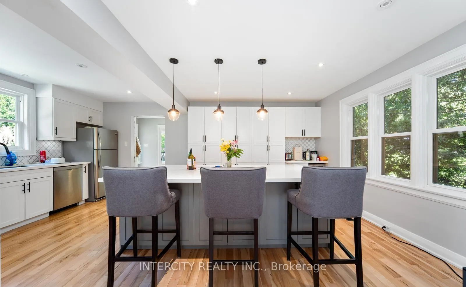 Photo 7 of 98 Blake Street, Barrie, North Shore — HOMEH