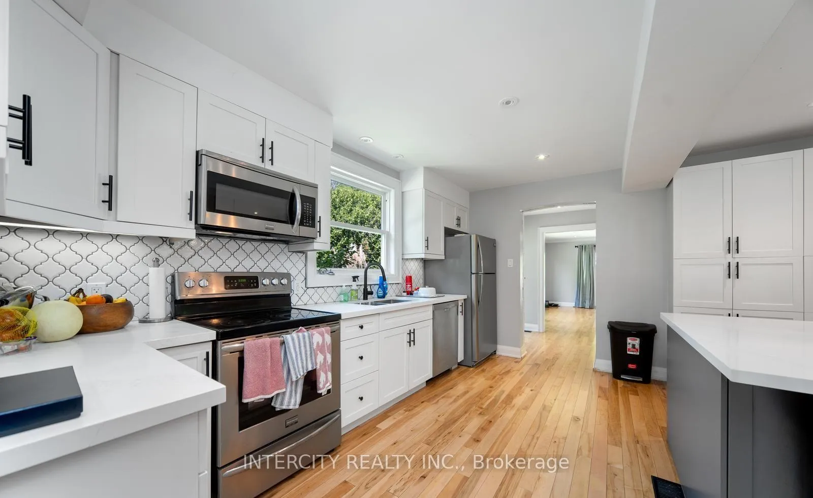 Photo 9 of 98 Blake Street, Barrie, North Shore — HOMEH