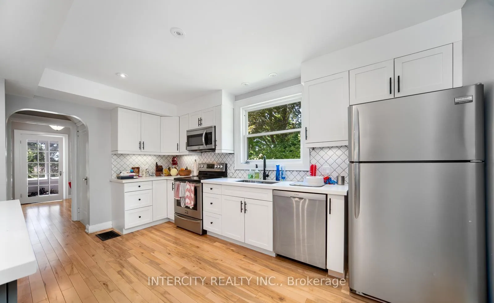 Photo 10 of 98 Blake Street, Barrie, North Shore — HOMEH