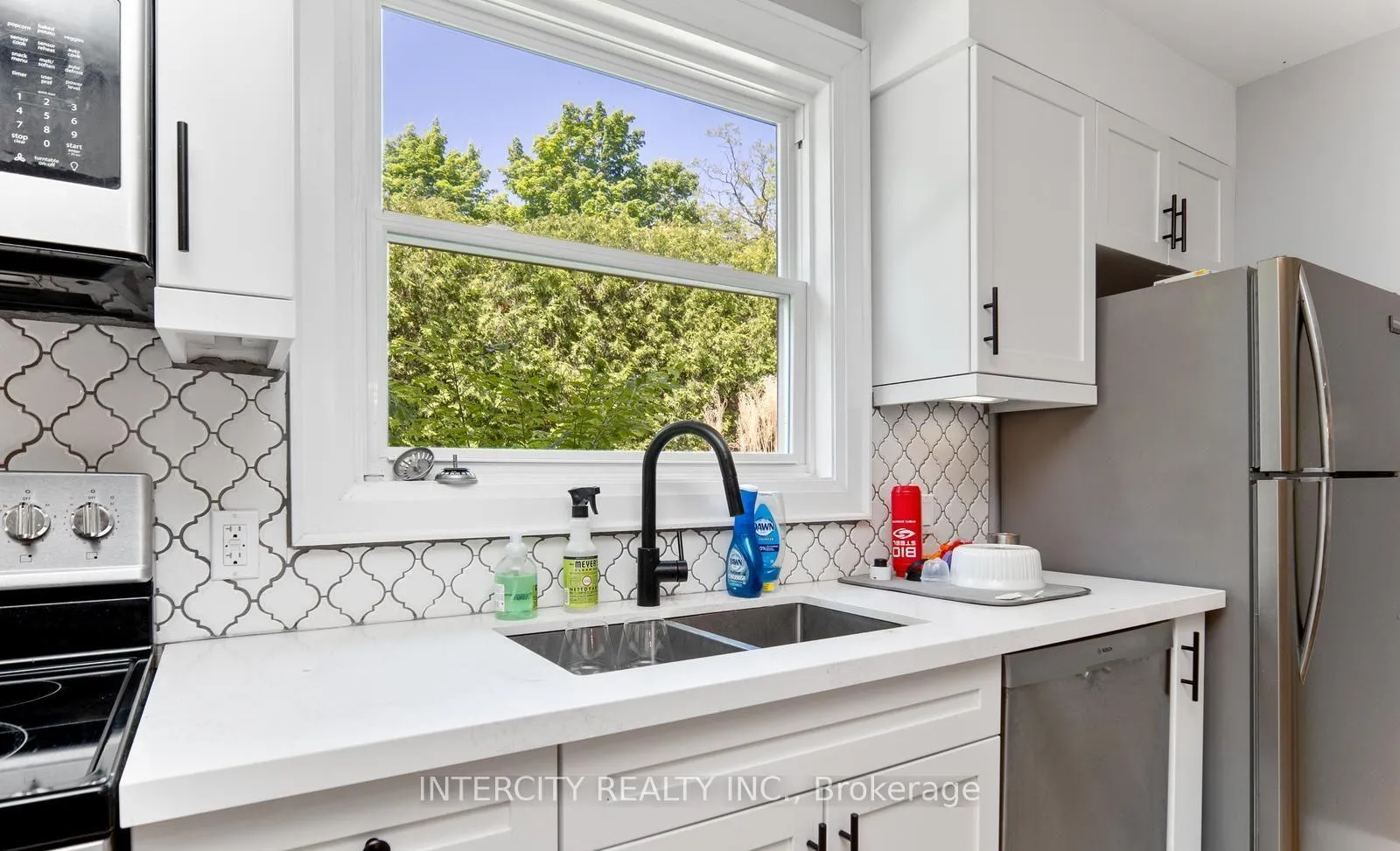 Photo 12 of 98 Blake Street, Barrie, North Shore — HOMEH