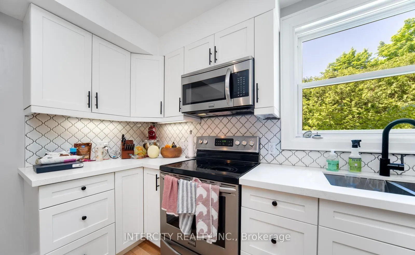 Photo 13 of 98 Blake Street, Barrie, North Shore — HOMEH