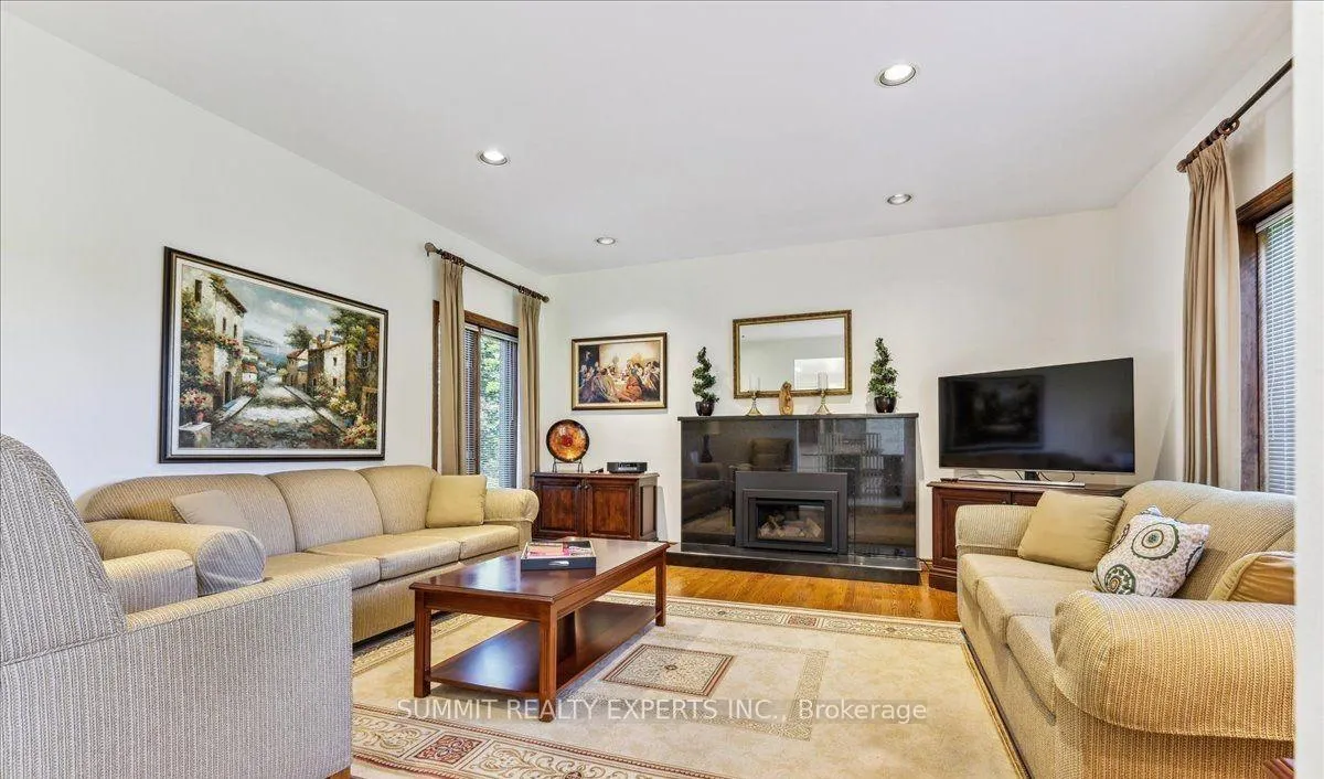 Photo 2 of 8 Estateview Circle, Brampton, Toronto Gore Rural Estate — HOMEH