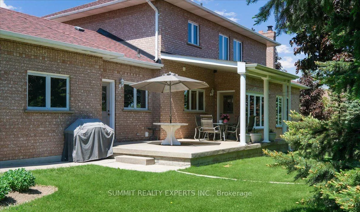 Photo 3 of 8 Estateview Circle, Brampton, Toronto Gore Rural Estate — HOMEH