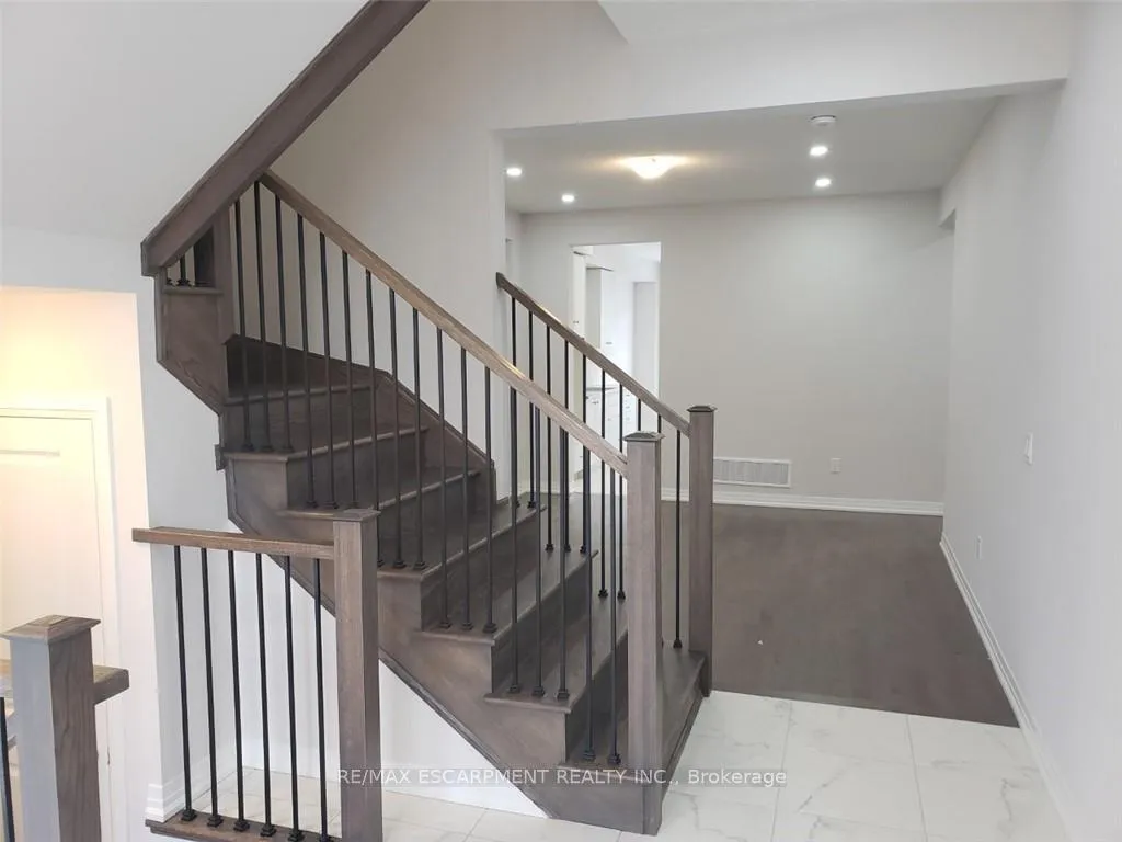 Photo 4 of 15 Yale Drive, Hamilton, Mount Hope — HOMEH