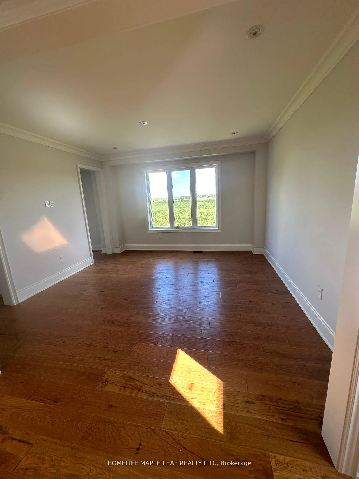 Photo 7 of 91 Robert Wilson Crescent, Georgina, Keswick South — HOMEH