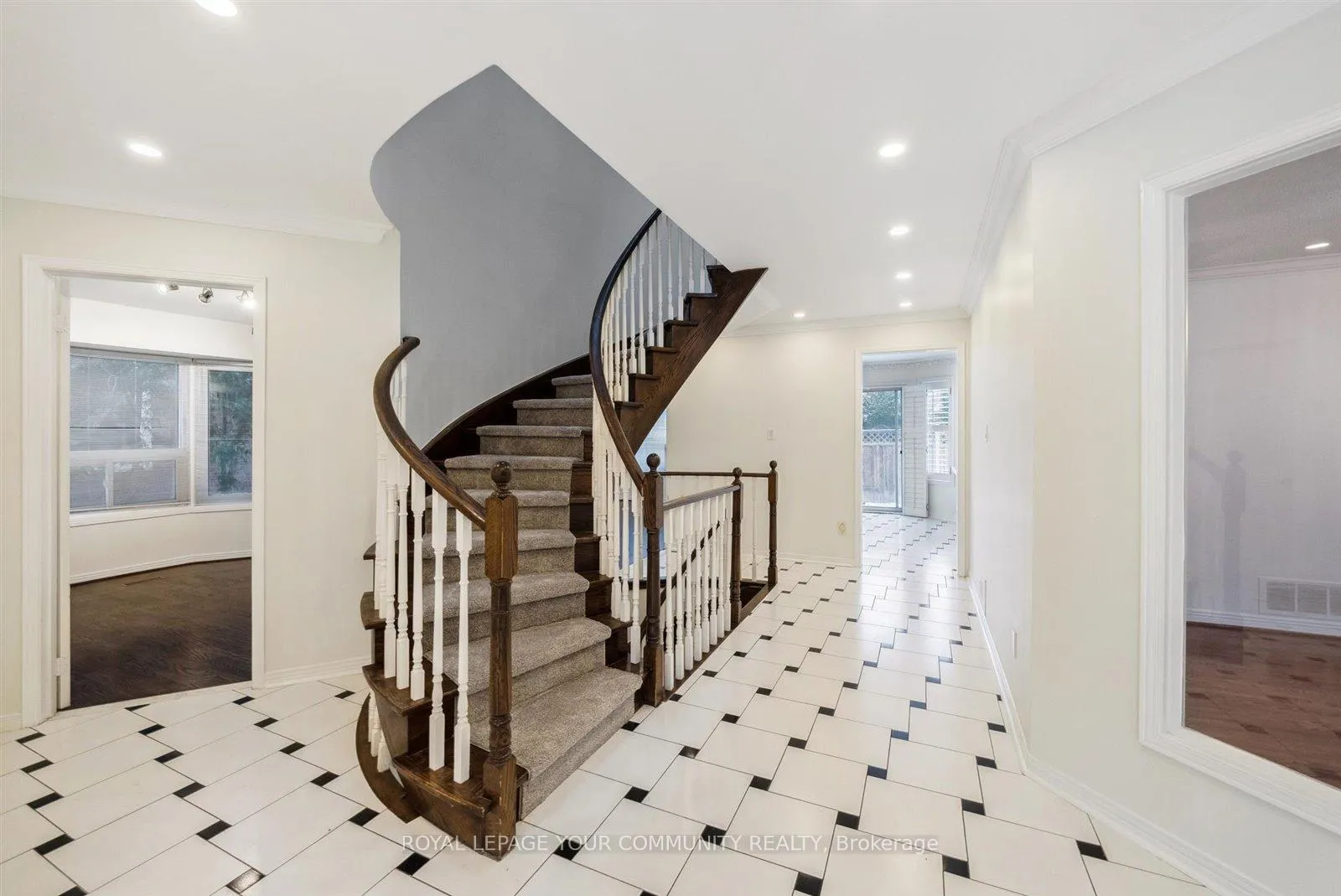 Photo 4 of 90 Tangreen Circle, Vaughan, Crestwood-Springfarm-Yorkhill — HOMEH