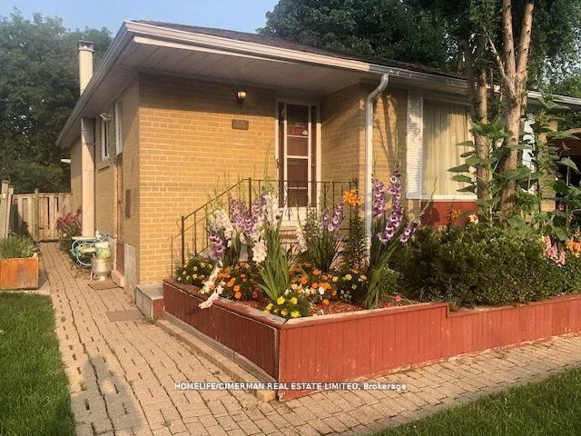 Photo 3 of Unit Main, 26 Davidson Road, Aurora, Aurora Heights — HOMEH