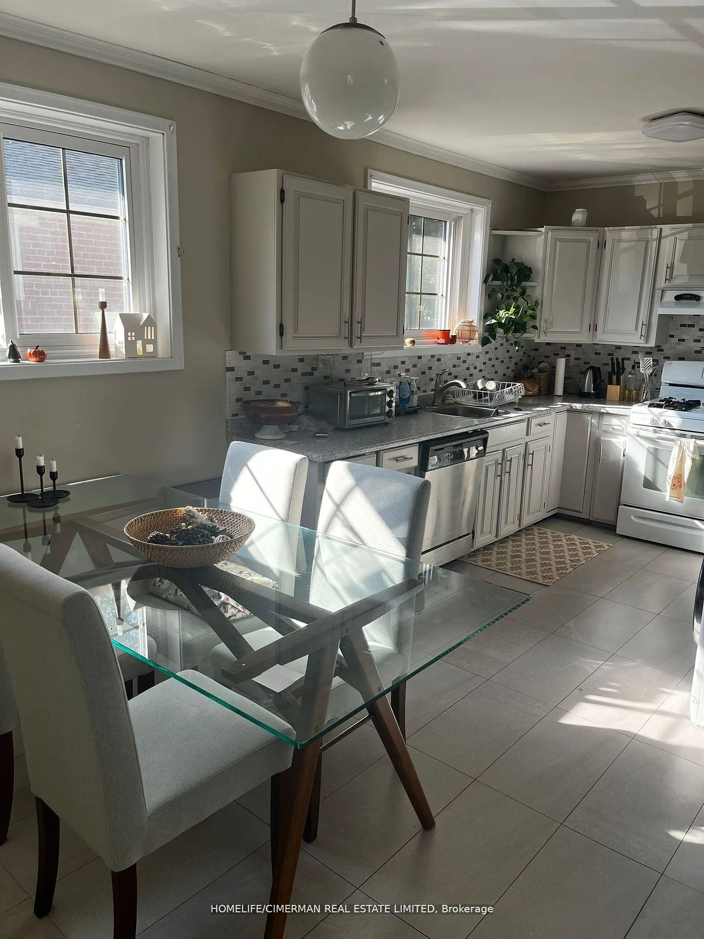 Photo 5 of Unit Main, 26 Davidson Road, Aurora, Aurora Heights — HOMEH