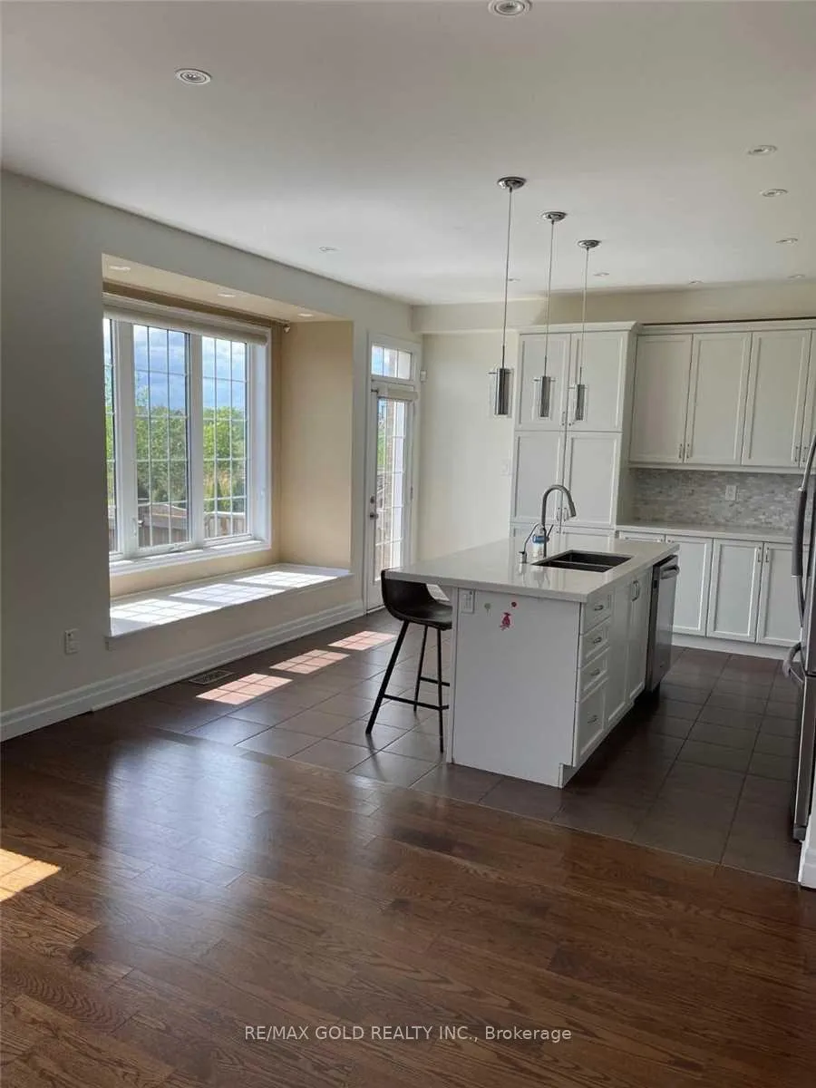 Photo 3 of 8 Fenchurch Drive, Brampton, Northwest Brampton — HOMEH