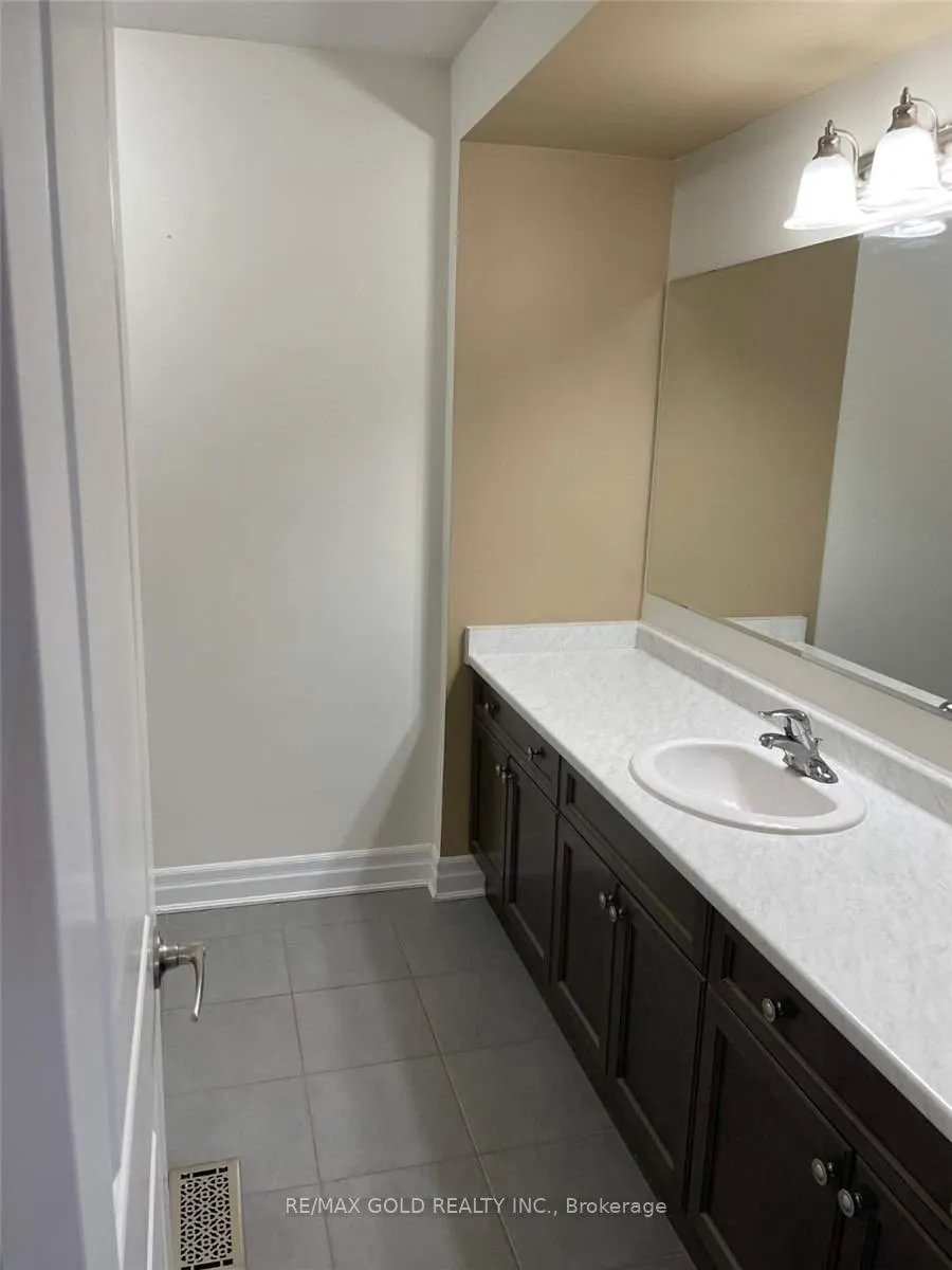 Photo 9 of 8 Fenchurch Drive, Brampton, Northwest Brampton — HOMEH