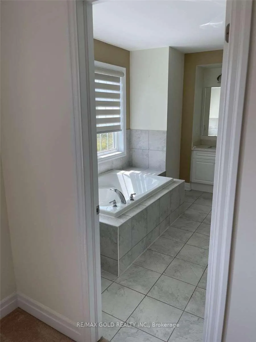 Photo 13 of 8 Fenchurch Drive, Brampton, Northwest Brampton — HOMEH