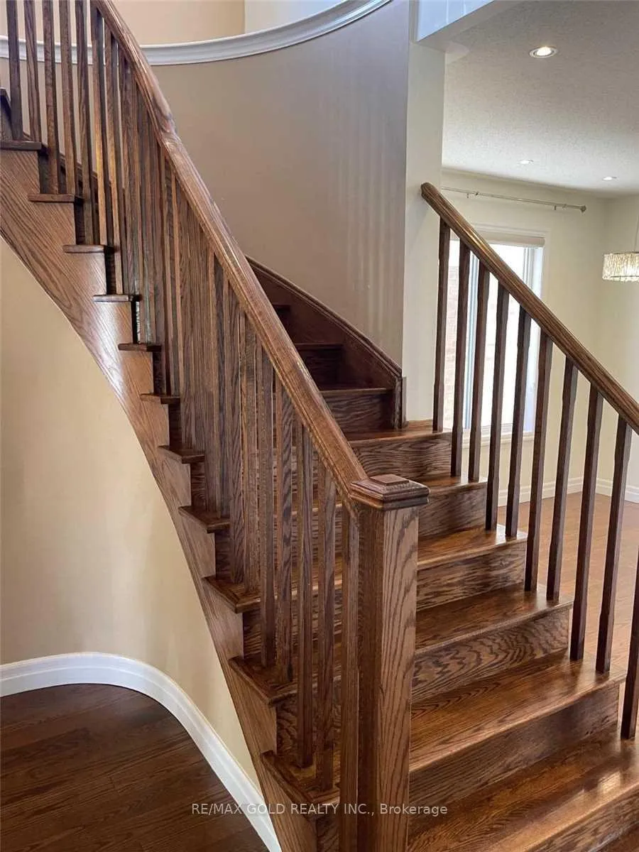 Photo 15 of 8 Fenchurch Drive, Brampton, Northwest Brampton — HOMEH