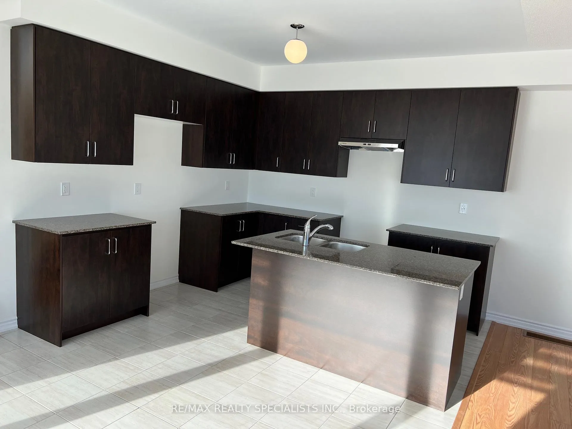 Photo 5 of 2 Prudhoe Terrace, Barrie, Innis-Shore — HOMEH
