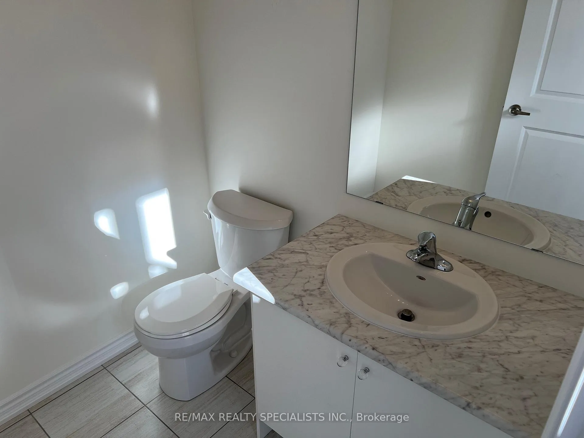 Photo 8 of 2 Prudhoe Terrace, Barrie, Innis-Shore — HOMEH