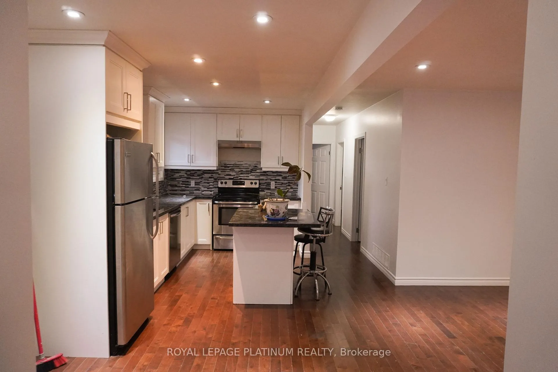 Photo 4 of 805 Krosno Boulevard, Pickering, Bay Ridges — HOMEH