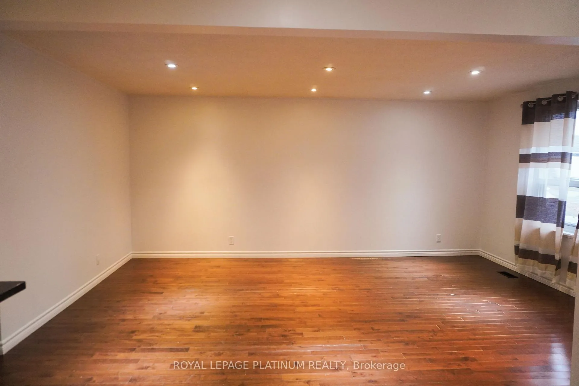 Photo 5 of 805 Krosno Boulevard, Pickering, Bay Ridges — HOMEH