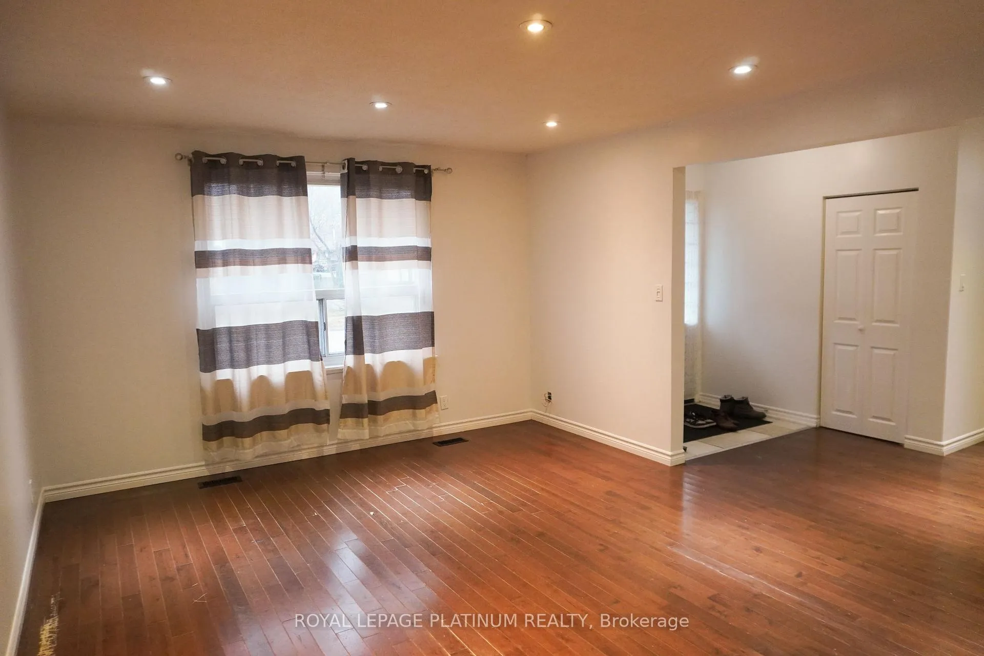 Photo 6 of 805 Krosno Boulevard, Pickering, Bay Ridges — HOMEH