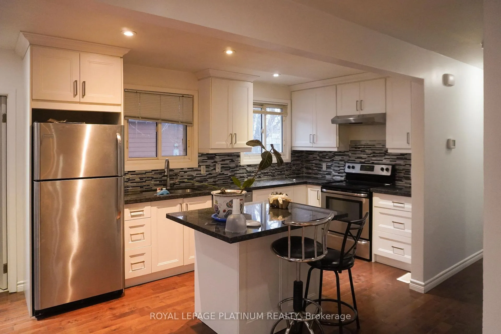 Photo 7 of 805 Krosno Boulevard, Pickering, Bay Ridges — HOMEH