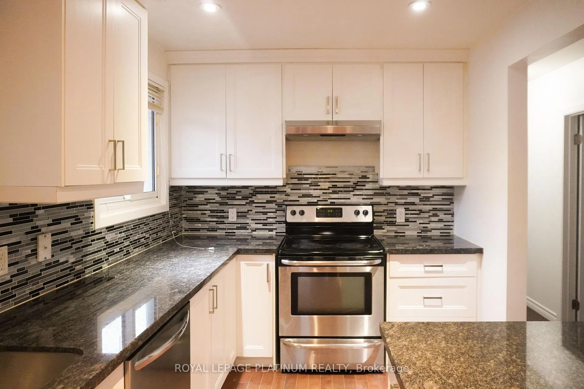 Photo 8 of 805 Krosno Boulevard, Pickering, Bay Ridges — HOMEH