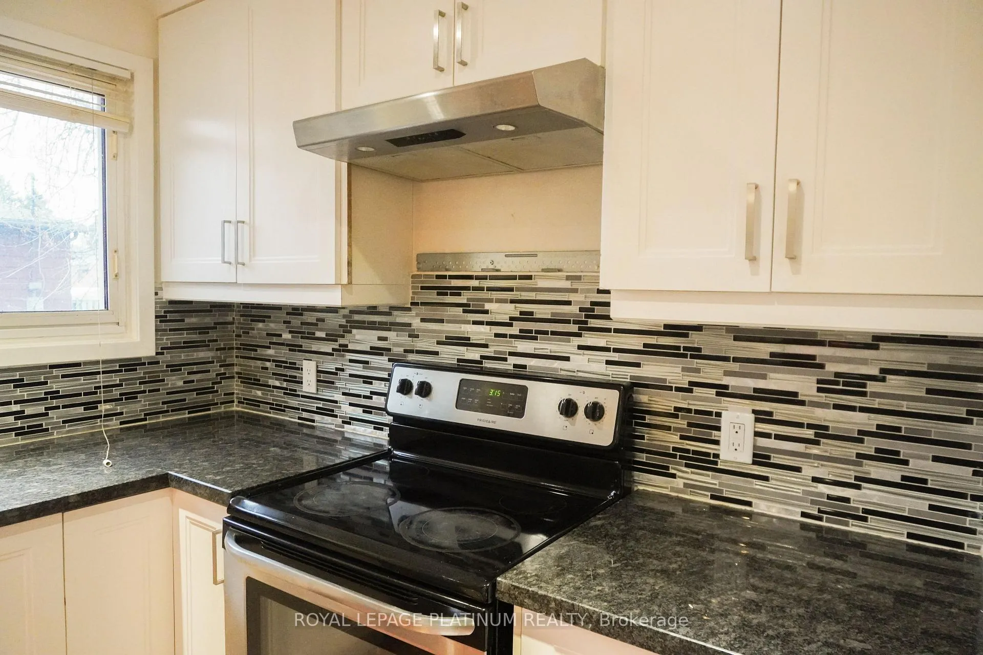 Photo 9 of 805 Krosno Boulevard, Pickering, Bay Ridges — HOMEH