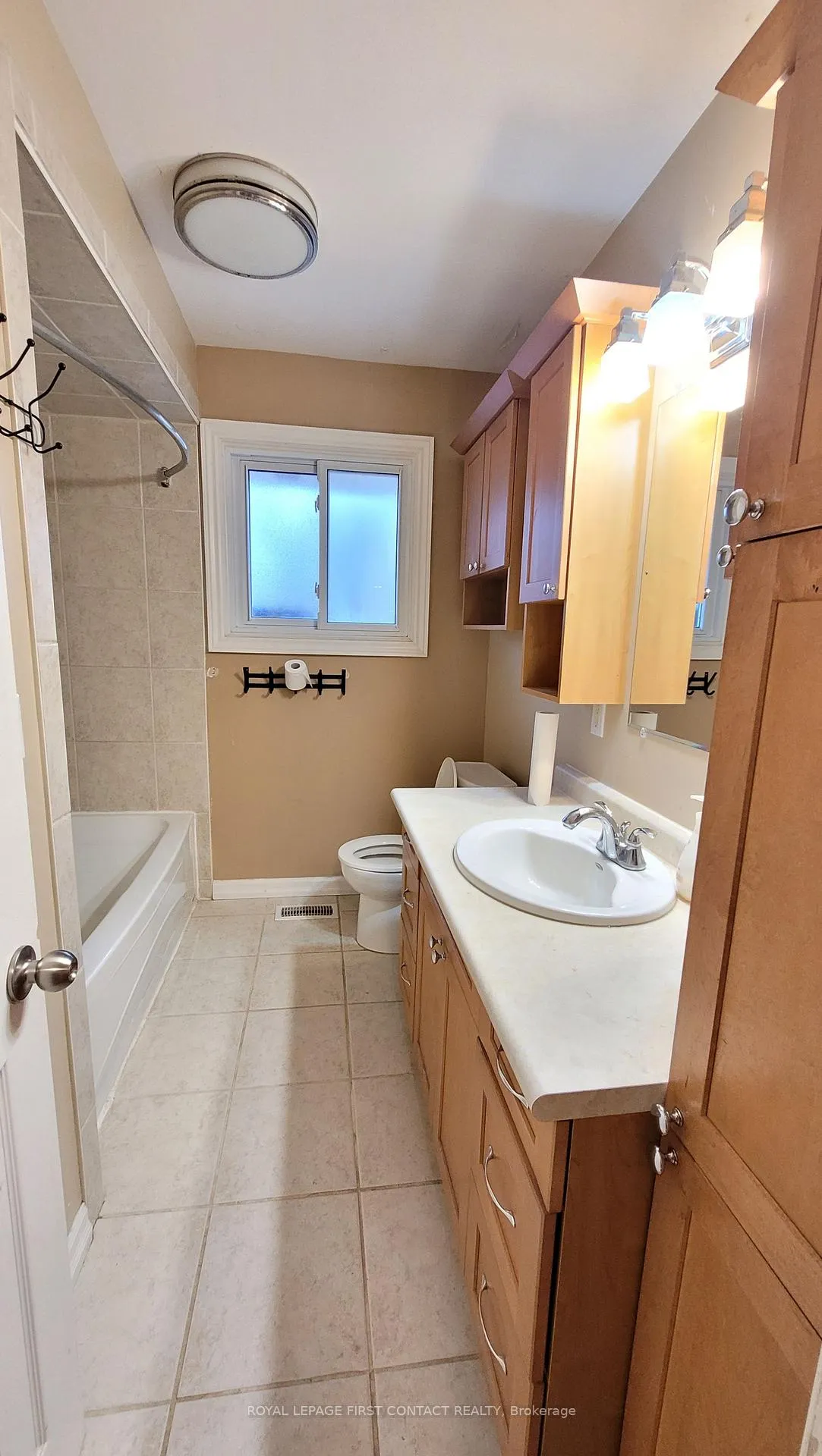 Photo 11 of 124 Rose Street, Barrie, 400 East — HOMEH