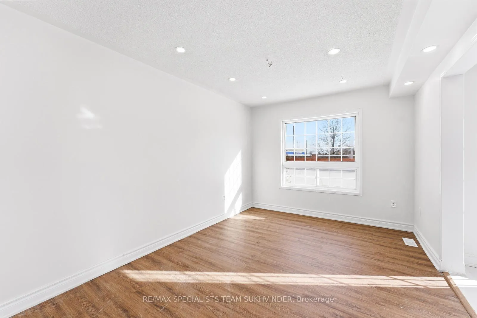 Photo 11 of 2 Thunderbird Trail, Brampton, Sandringham-Wellington — HOMEH