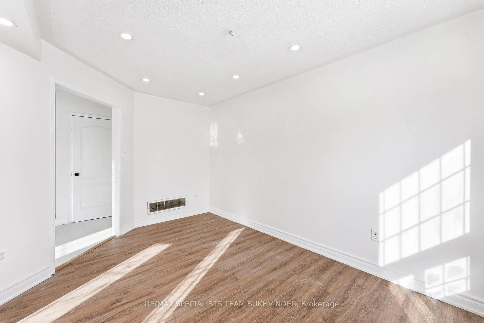 Photo 13 of 2 Thunderbird Trail, Brampton, Sandringham-Wellington — HOMEH