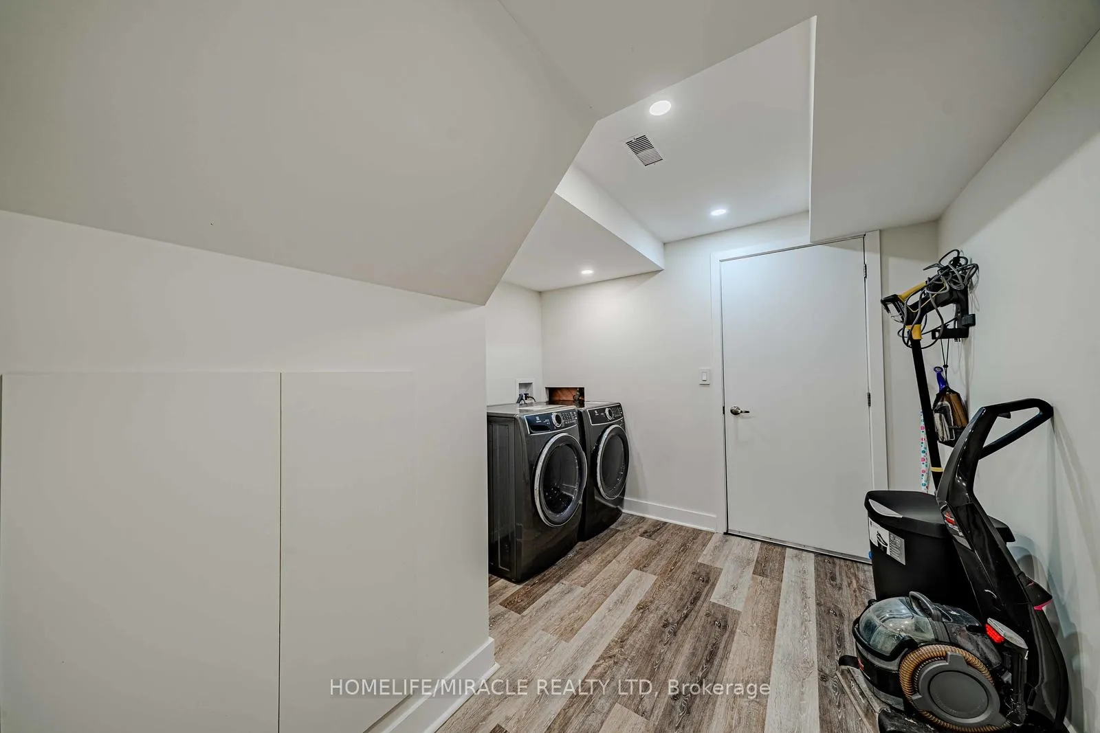 Photo 40 of 113 James Govan Drive, Whitby, Port Whitby — HOMEH