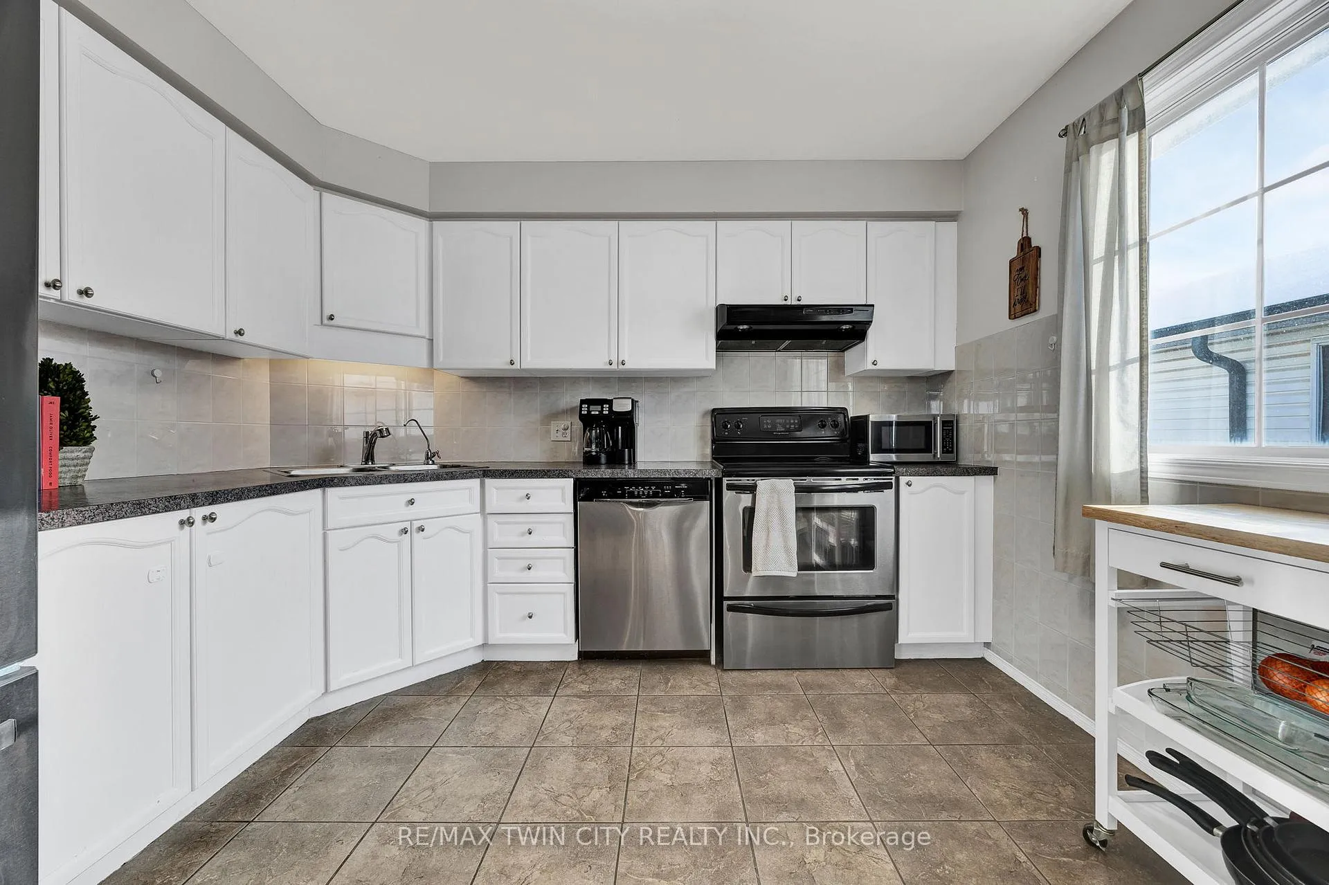 Photo 10 of 299 Erinbrook Drive, Kitchener — HOMEH