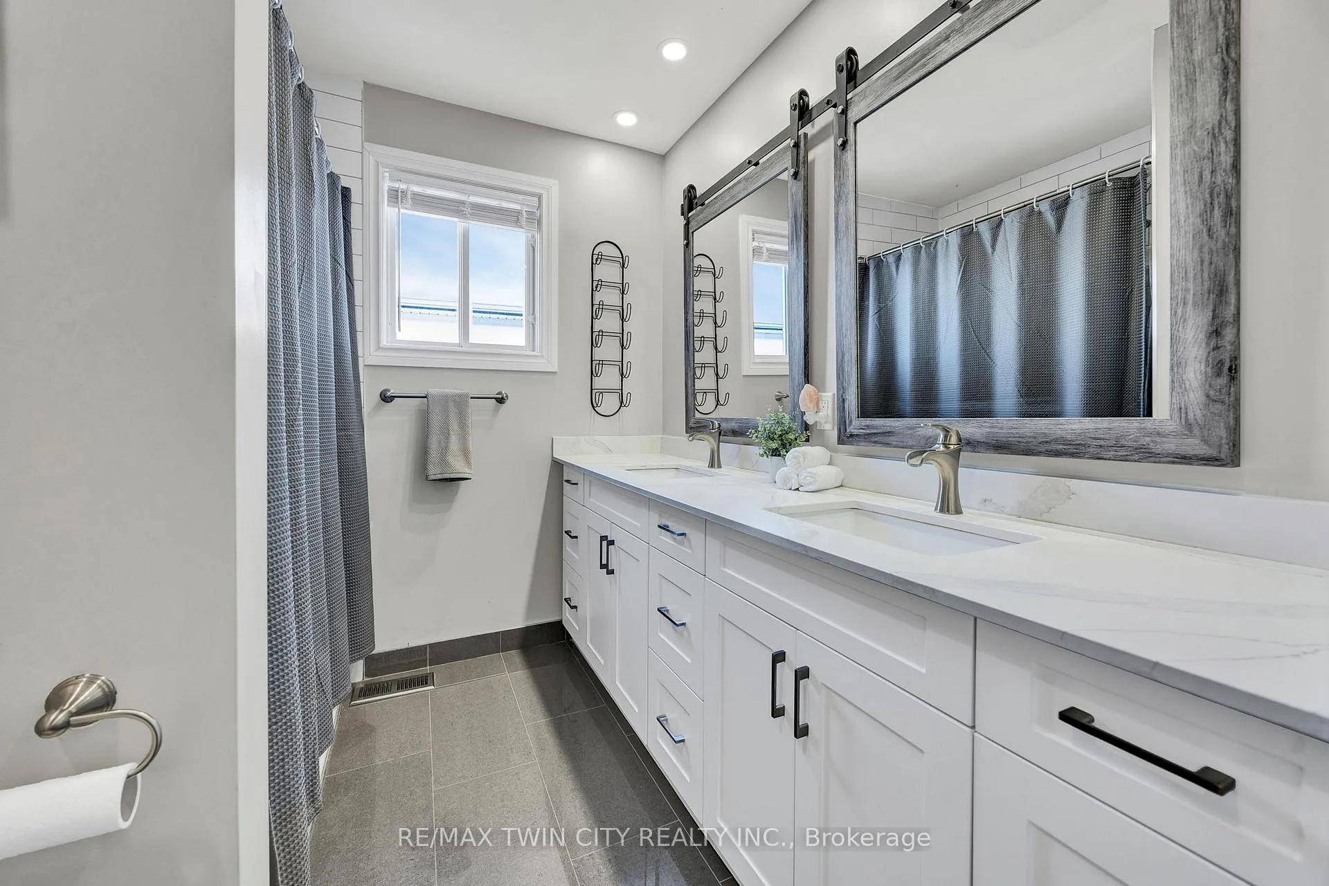 Photo 15 of 299 Erinbrook Drive, Kitchener — HOMEH